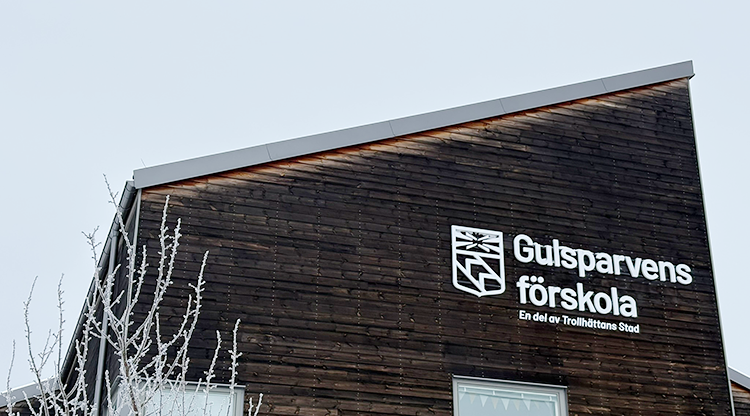 Bild på fasaden med texten Gulsparvens förskola