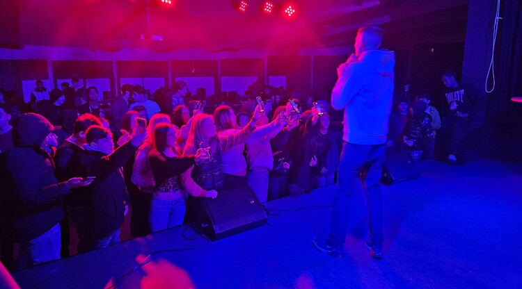 Artist på scen inför publik