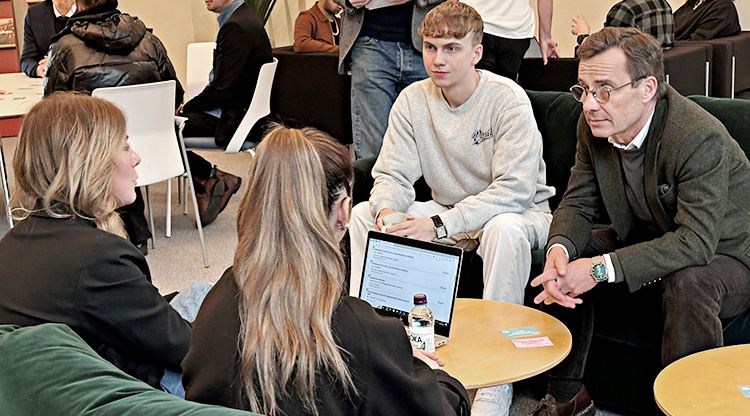 Fyra personer sitter i soffor mitt emot varandra och samtalar. Statsminister Ulf Kristersson sitter till höger. 