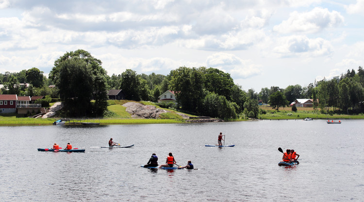 Ungdomar paddlar på Öresjö