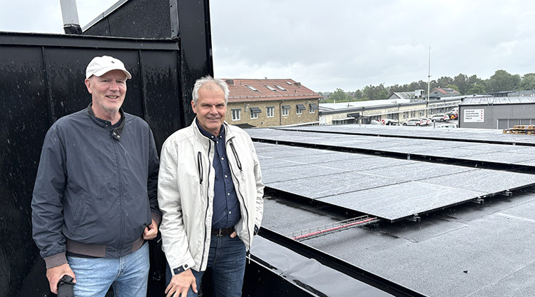 Solpaneler som täcker 20 procent av elförbrukningen har monterats på Grävlingen. ”Det här är lönsamma investeringsåtgärder. När återbetalningstiden är passerad fortsätter anläggningen att producera el under många år framöver”, säger hållbarhetsstrateg TorBjörn Nilsson, som poserar på taket tillsammans med fastighetsingenjör Anders Tånghed.  