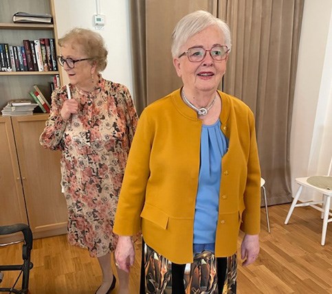 Eleganta damer inför modevisning