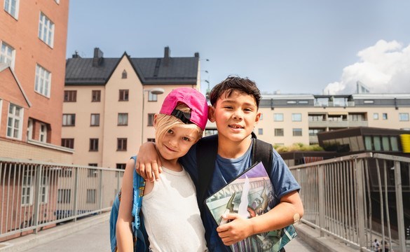 Två pojkar i solig stadsmiljö