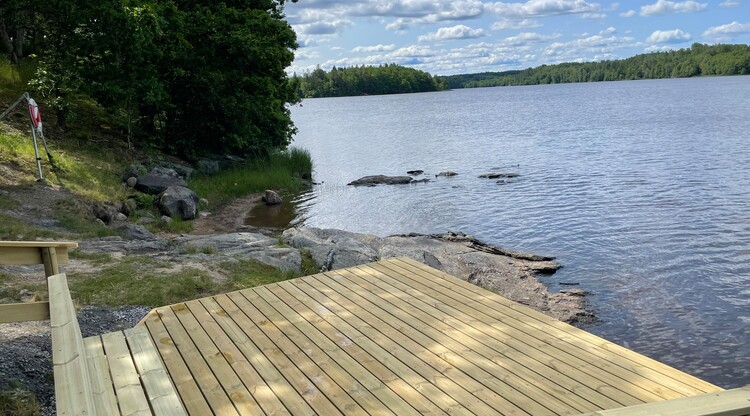 Brygga med bänkar vid sjö