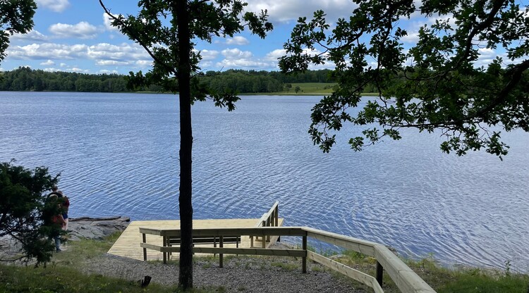 Brygga vid sjö.