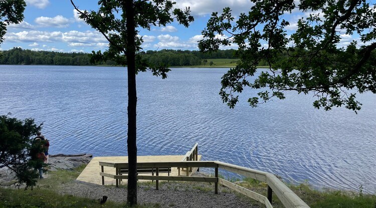 Brygga vid sjö.