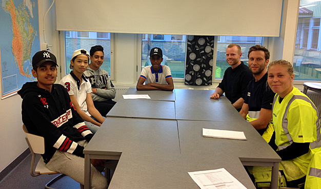 Elever från Sylteskolan tillsammans med representanter från Skanska sitter runt ett bord och diskuterar