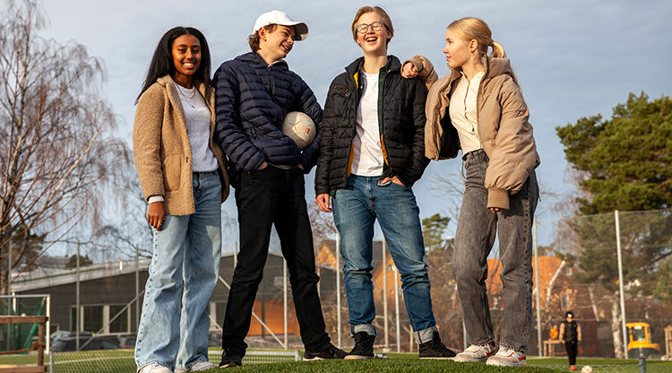 Fyra elever bredvid varandra