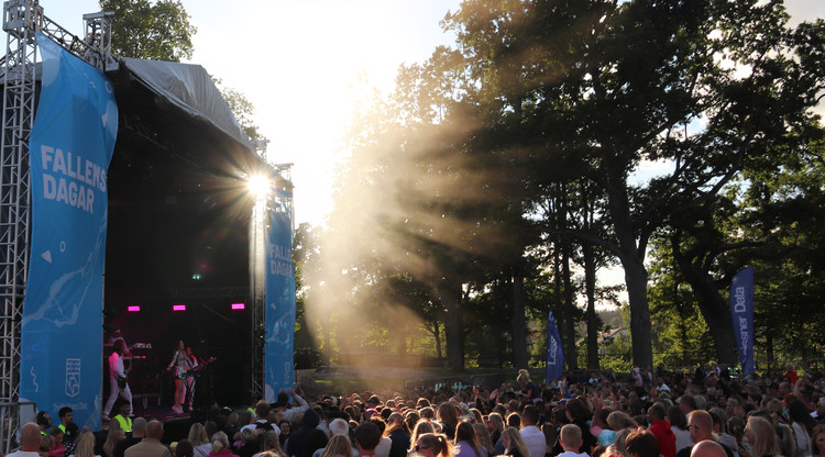Konsert i Folkets Park med mängder av människor framför en scen.