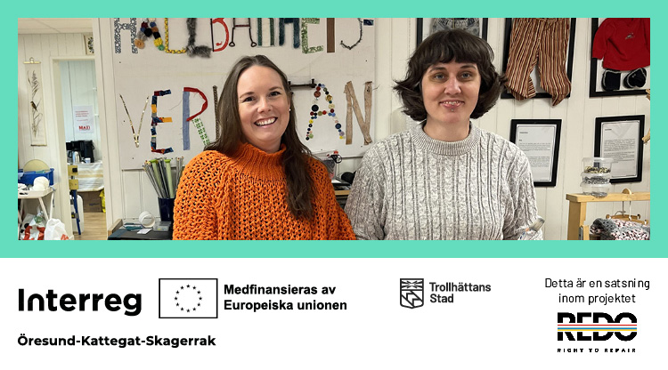 Två unga kvinnor tittar leende rakt in i kameran.