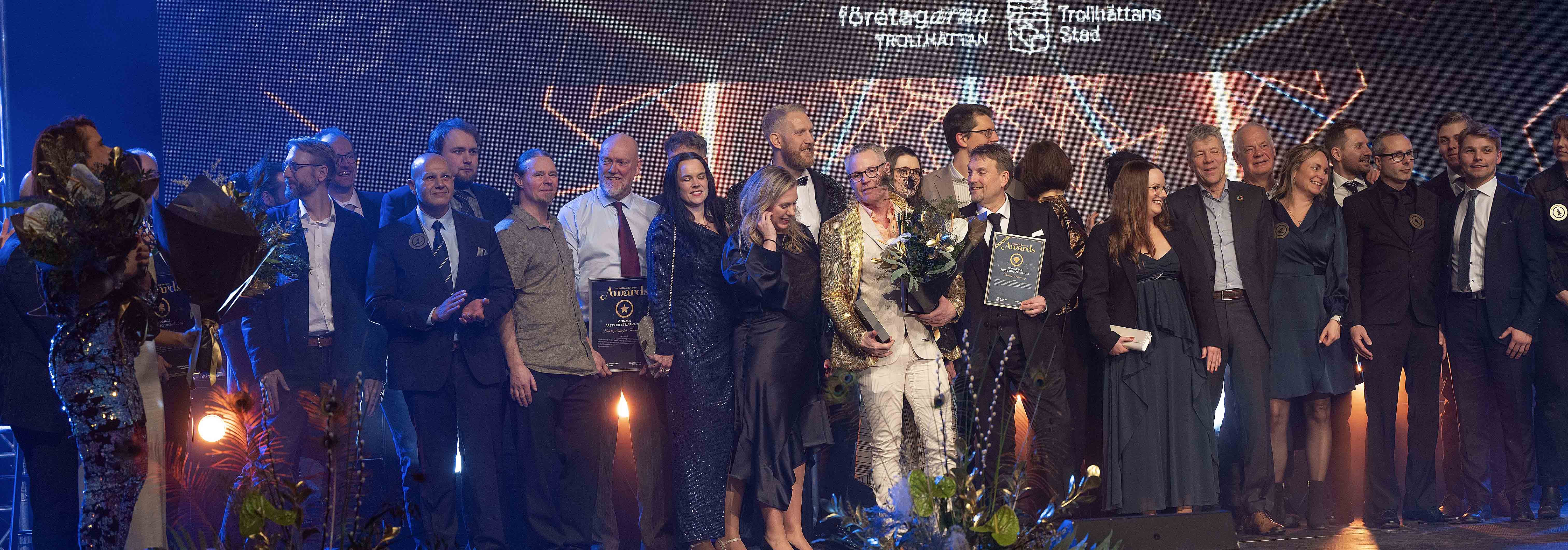 Bild från galan där man ser scenen och den röda mattan och bandet James bomb