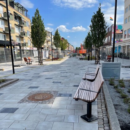 B&auml;nkar p&aring; Kungsgatan. Foto.