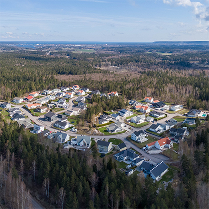 Ett flygfoto &ouml;ver ett bostadsomr&aring;de.