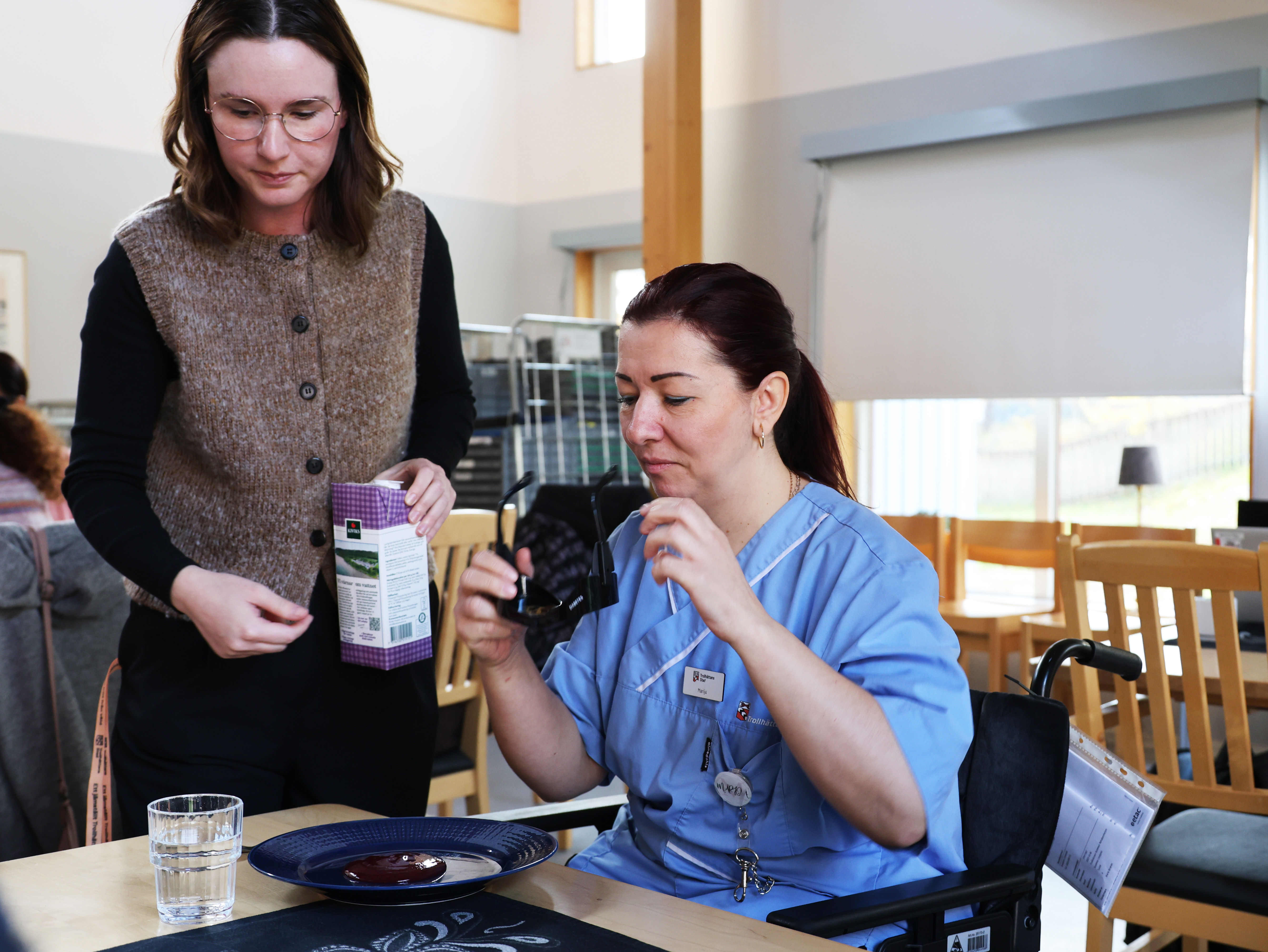 Arbetsterapeut Ellen Hallenberg och undersköterskan Marija Petreski.