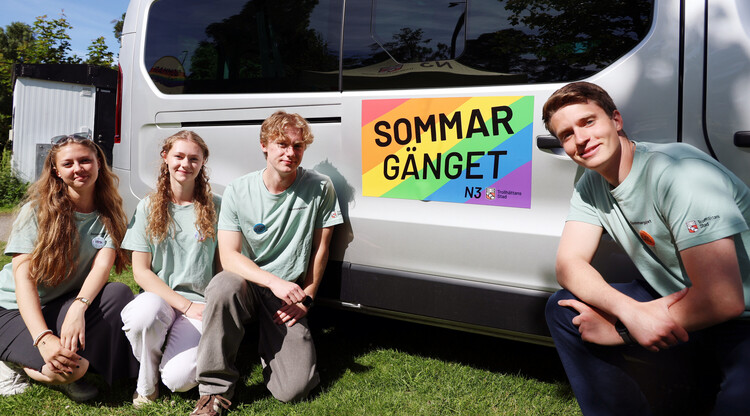 Fyra personer vid en bil där det står sommargänget.