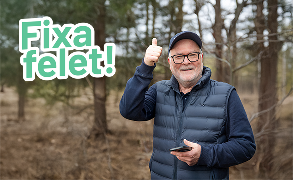 En leende man håller en mobiltelefon i ena handen och gör tummen upp med den andra handen. På bilden står texten "Fixa felet!". Foto.