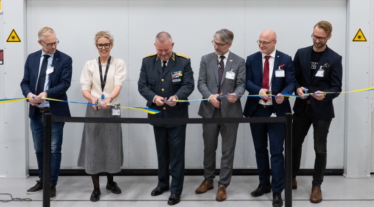 Från vänster: Peter Eriksson, (M) Kommunstyrelsen ordförande, Trollhättans Stad. Linda Bohlin Trajkovski, VD, Innovatum Science Park. Stefan Sandborg, chef för stödenheten vid försvarsstaben, Försvarsmakten. Joakim Andersson, koncernchef, GKN Aerospace. Mats Jägstam, rektor, Högskolan Väst. Eivind Vogel-Rödin, VD, Waamlabz.