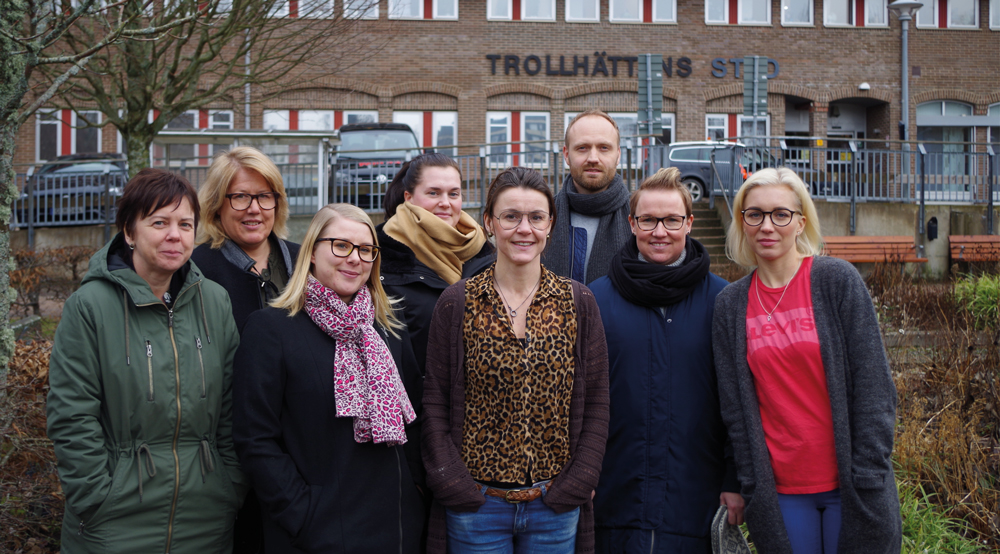 Bild på en pedagogiska enhetens nya medarbetare utanför Trollhättans Stads stadshus.