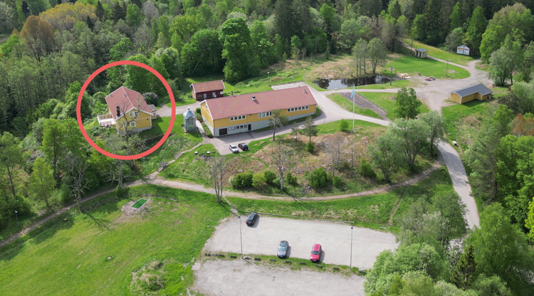 Slätthultsgården inringat på drönarbild.