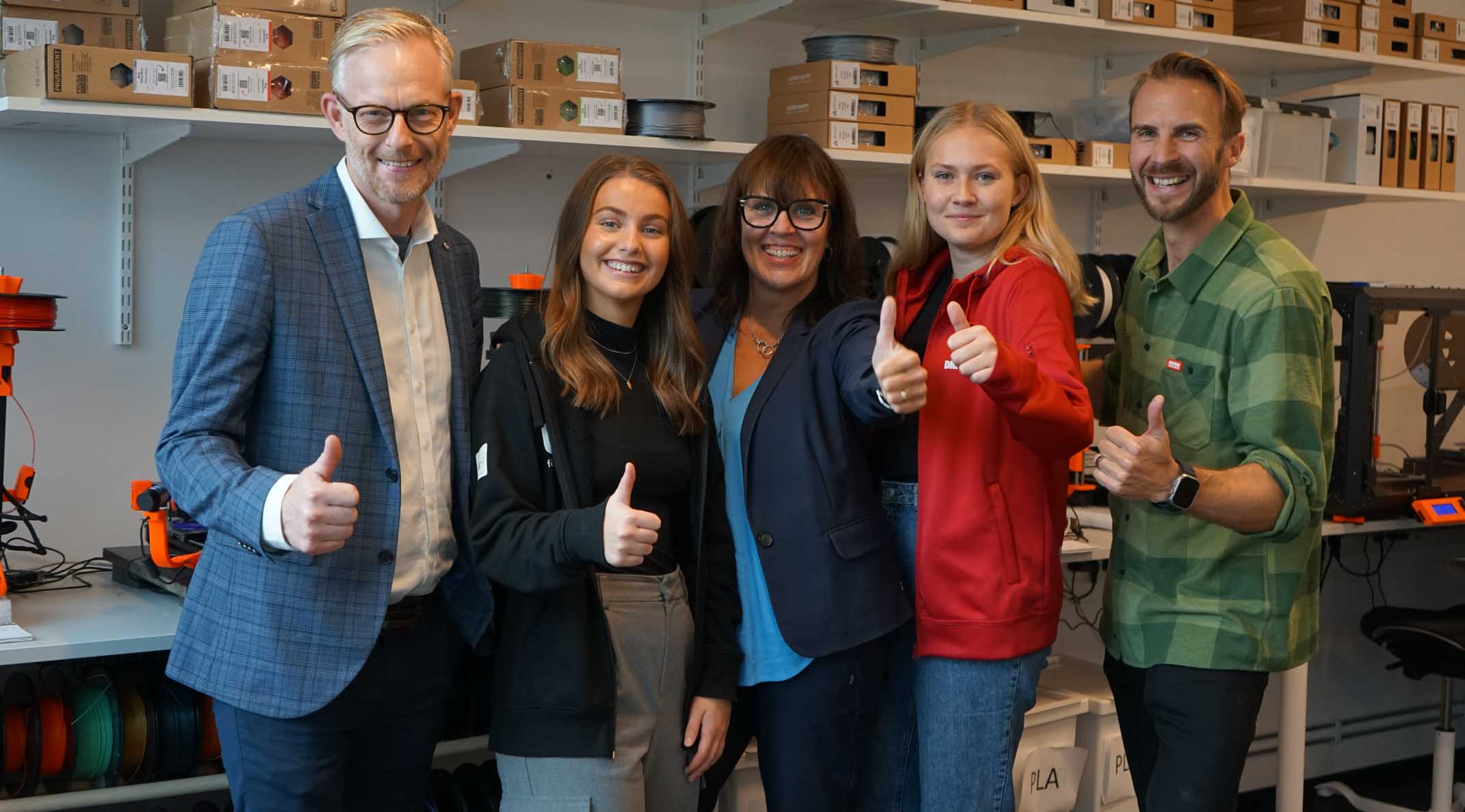 En bild med berörda parter. Från vänster:Peter Eriksson (Kommunstyrelsens ordförande i Trollhättan), Nora Kärnestedt (Ung Företagsamhet Fyrbodal), Helena Kortered (Trollhättans stad), Maja Fröjelin (Drivhuset vid Högskolan Väst) och Eivind Vogel-Rödin (Innovatum Science Park).