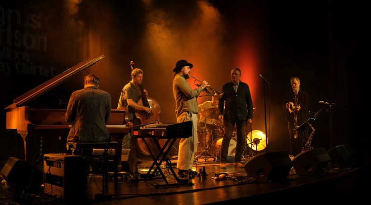 Magnus Carlson & The Moon Ray Quintet uppträder