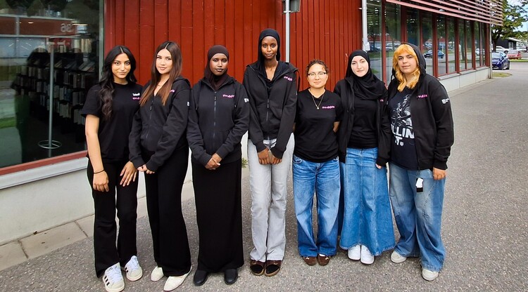 Sju ambassadörer för thn4girls utanför Kronan Kulturhus.