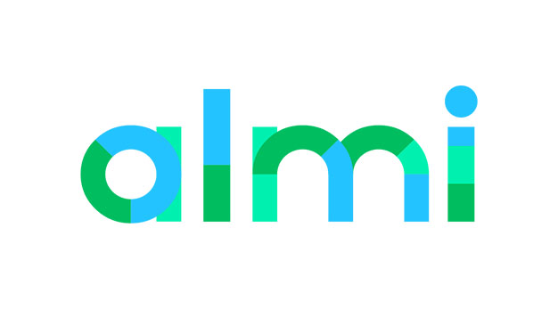 Bilden är Almis logotyp med vit bakgrund. Bokstäverna är skrivna i blått och grönt.