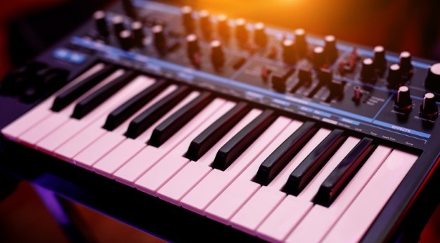 närbild på tangentbordet på en synth.