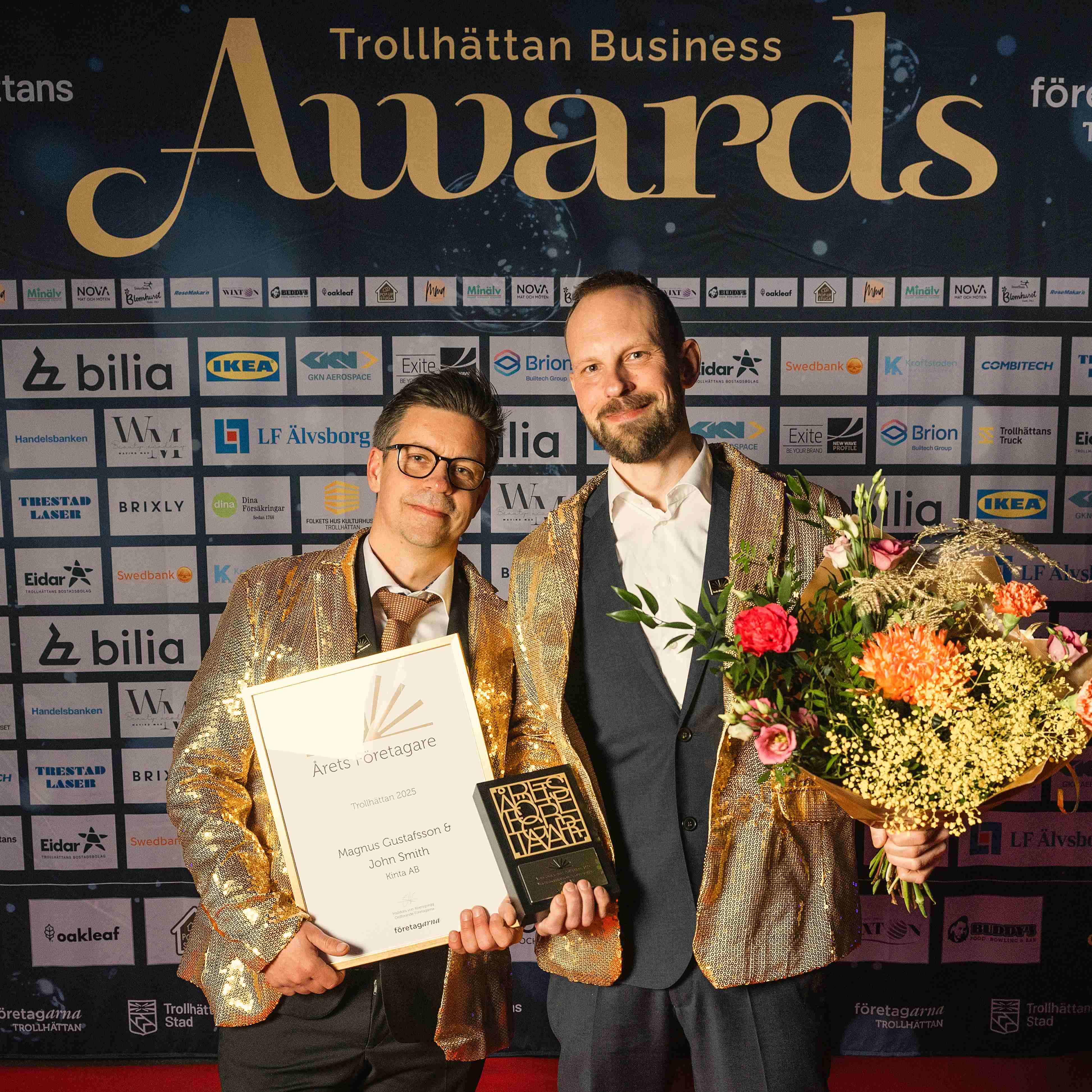 Bild p&aring; vinnarna med blomma och diplom