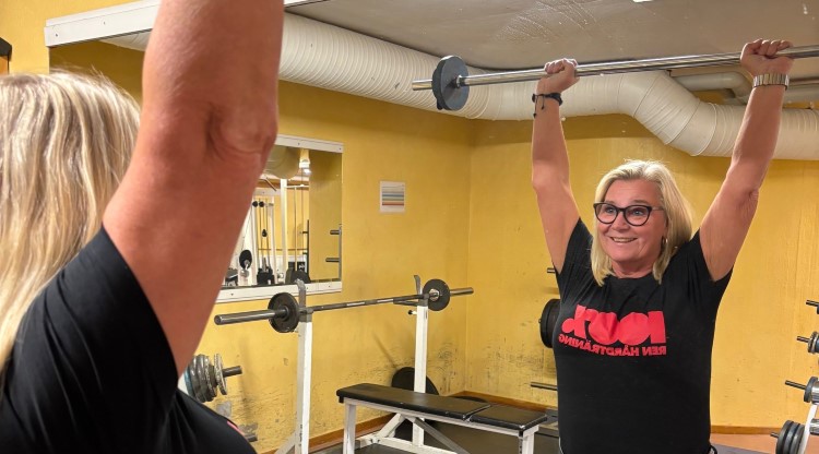 Kvinna håller i skivstång