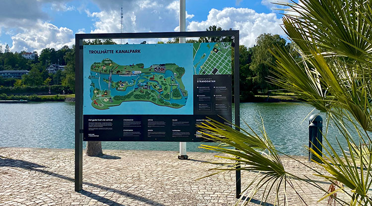 Den nya skylten på Kanalparken på Strandgatan