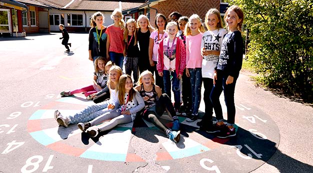 Elever på skolgård