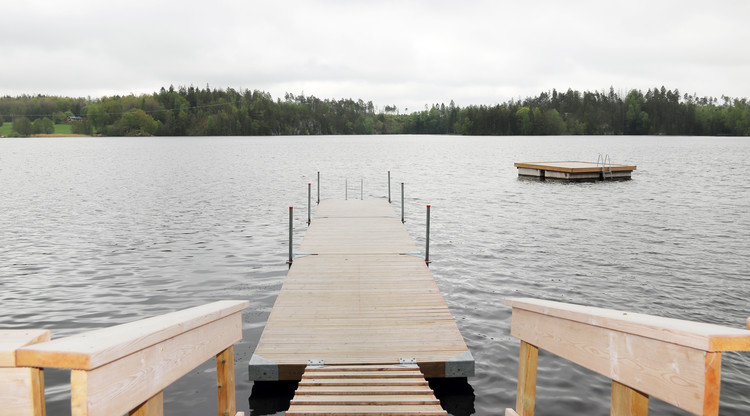 Brygga ner till sjö