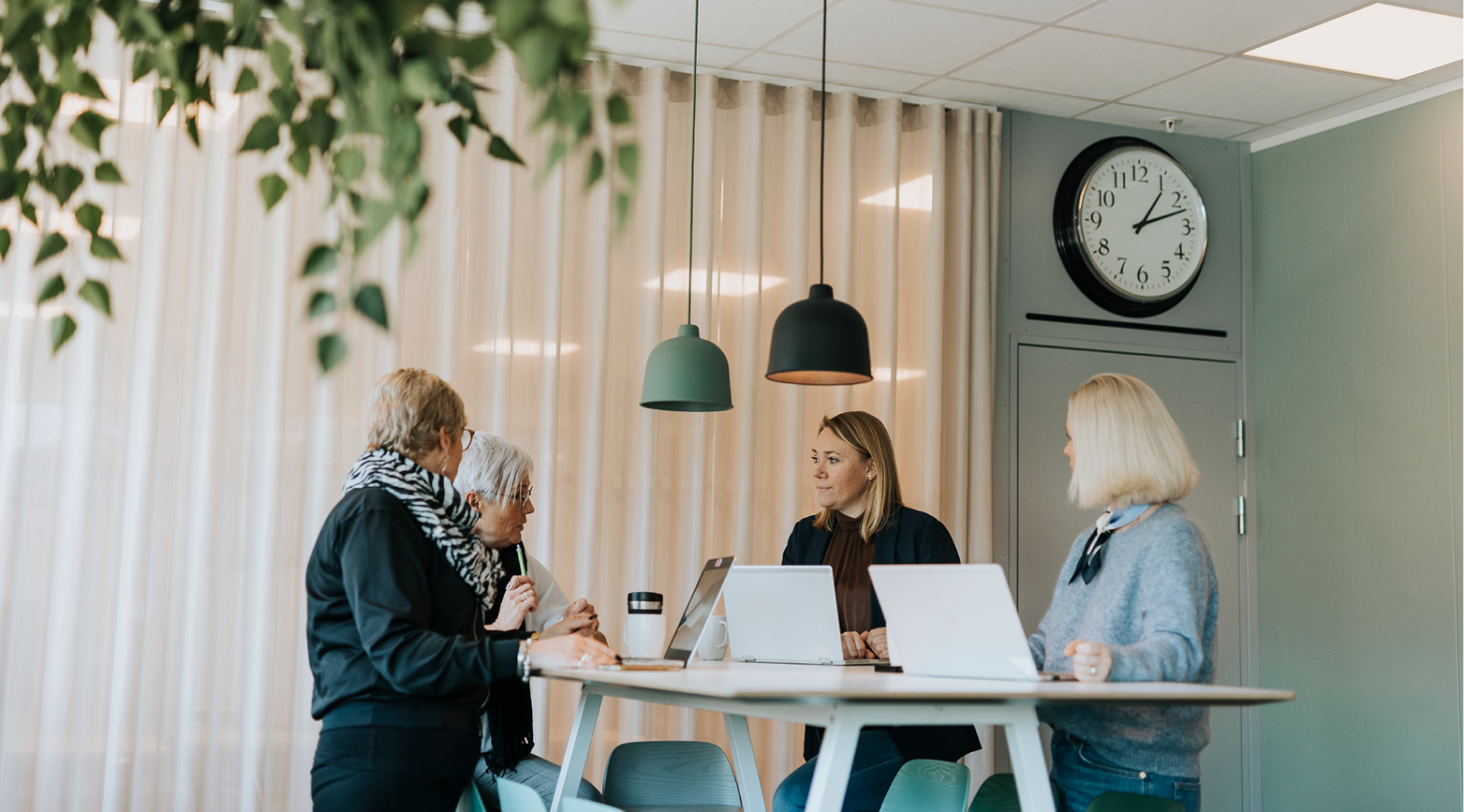 Människor samtalar kring ett bord