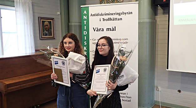 Emma Larsson och Natalie Sjunnesson står upp brevid varandra. De har diplom och blommor i händerna.