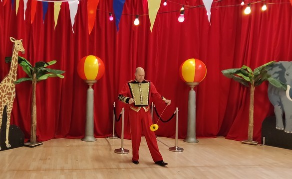 Person uppträder på scen under cirkusframträdande.
