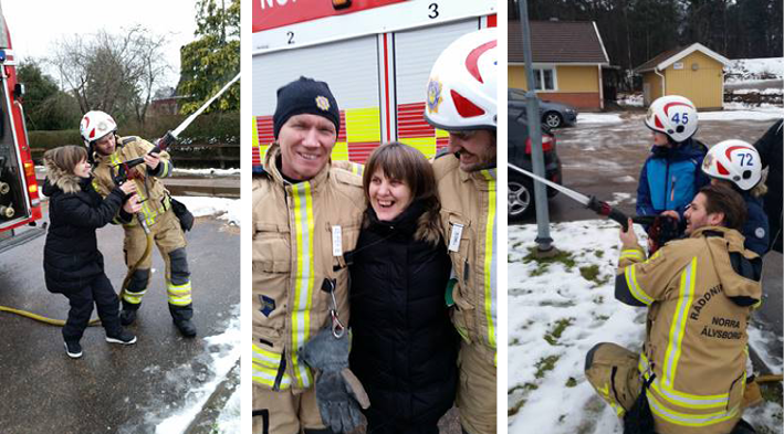 Ungdomarna i korttidsverksamheten får testa att spruta vatten med brandslangen.