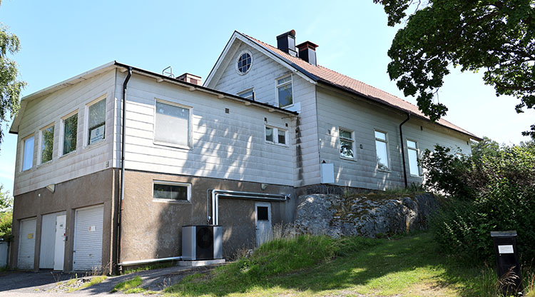 Renoveringen av samlingslokalen Valkyrian på Syltevägen är igång. När arbetet är klart ska de grå eternitplattorna ha ersatts av liggande faluröd träpanel.