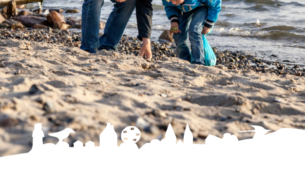 En vuxen och ett barn som plockar något på en strand, bilden är del av framsidan för publikationen med de regionala miljömålen.