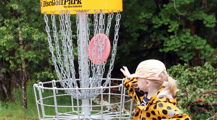 Flicka testar discgolf.