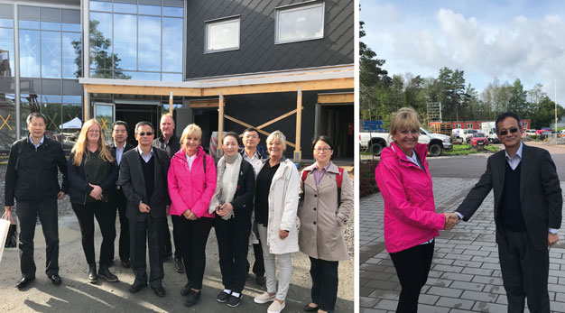 Gruppbild med de sex kinesiska cheferna tillsammans med personal från Omsorgsförvaltningen i Trollhättans Stad utanför det nya äldreboendet på Lantmannavägen.