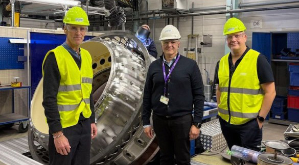 Bild på gruvbilen samt på representanter från de som byggt den från JMV och T-engineering