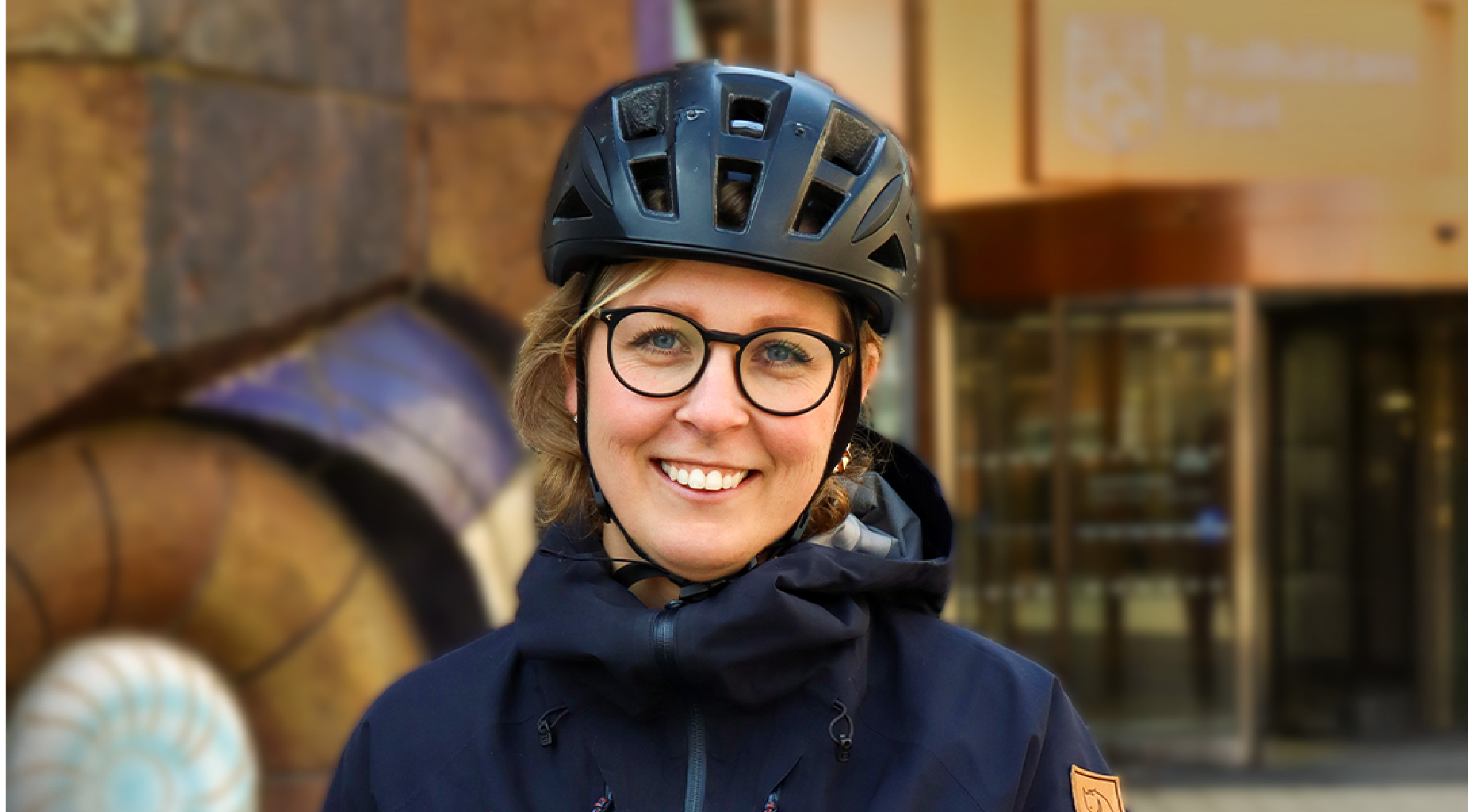 Kvinna i cykelhjälm