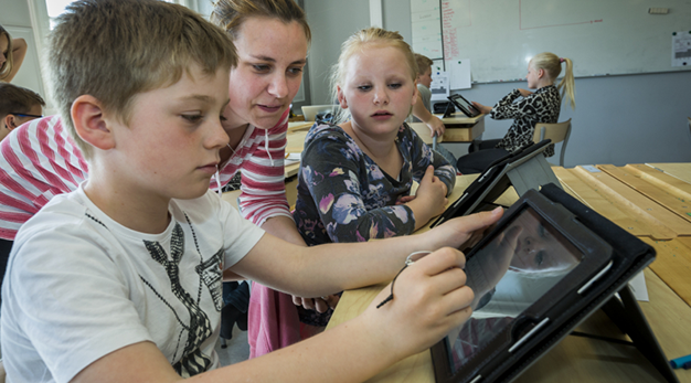 Barn använder läsplatta