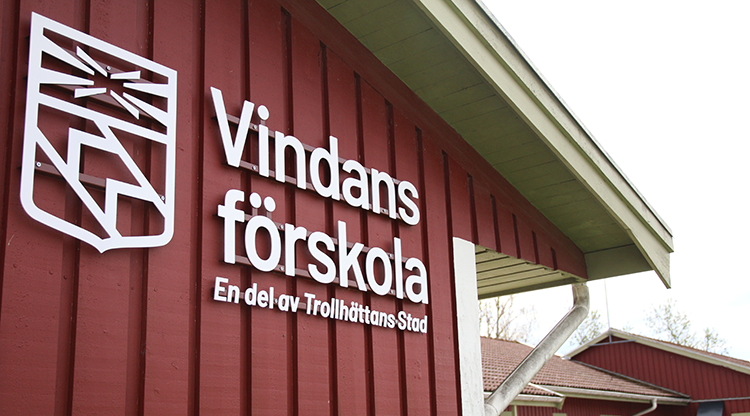 Skylt på fasad