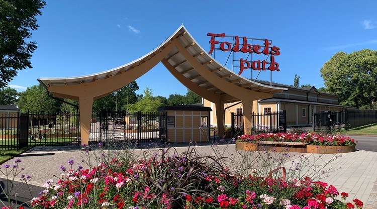entré till park med skylt där det står Folkets Park.