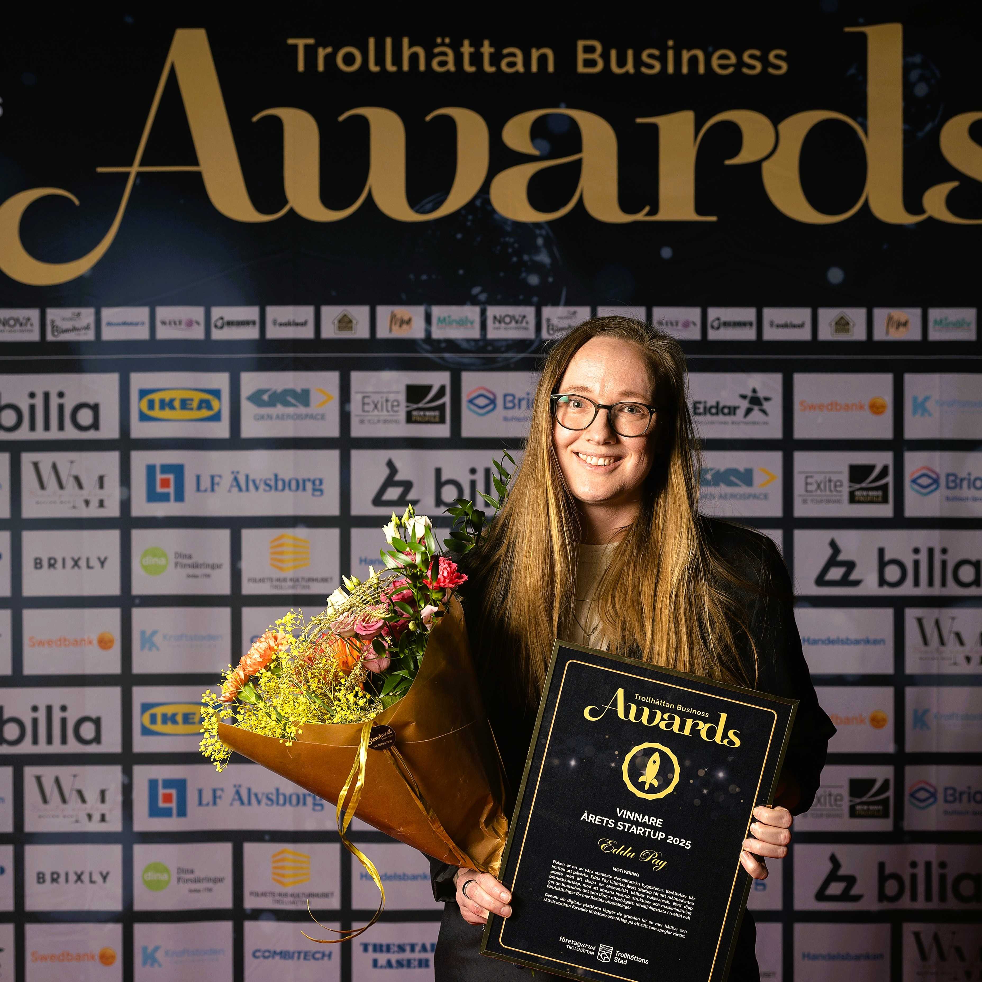 Bild p&aring; representant fr&aring;n Edda Pay med blommor och diplom