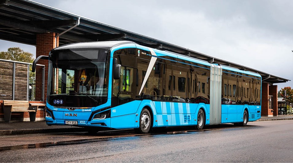 Västtrafiks buss vid Trollhättan resecentrum.