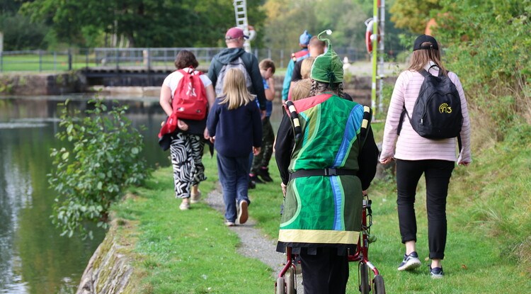 Personer promenerar vid sluss.