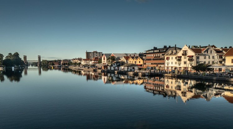 Kanal med stadsmiljö i bakgrunden